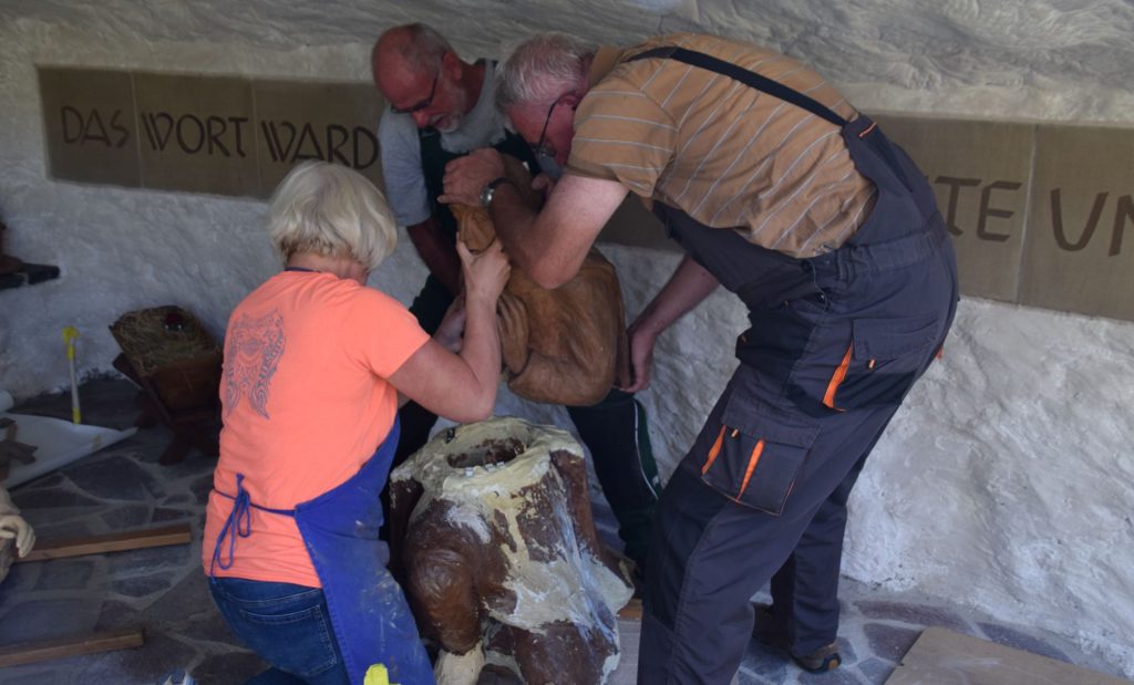 Hilfe von Freunden bei Restaurierung Hilfe von Freunden bei Restaurierung